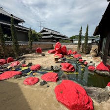 横尾忠則
小さな美術館です。生と死がテーマのようなのでちょっと暗い雰囲気がありますが、トイレと滝のインスタレーションはシンプルに楽しめます。写真は撮れないけど。