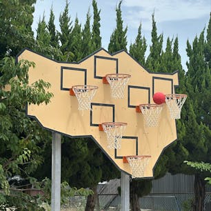 勝者はいない-マルチバスケットボール
公園内にあるアートです。
ほとんどの人は心臓の音アーカイブに行く途中に立ち寄る感じですが、触れるアートと考えると面白いかも。