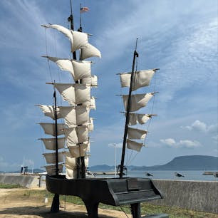 20世紀の回想
船とピアノが融合したようなアートです。
風に揺れるマストと心地の良い音楽が良い雰囲気を醸し出しています。