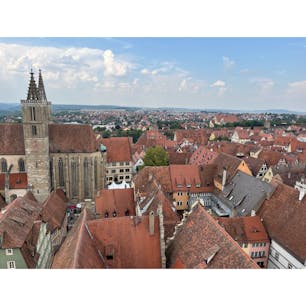 街並みがキレイで、歩いていてワクワクします。旅行者もゆっくり過ごしていてほのぼのした気持ちになれます。
いい街でした(^^)

ドイツ　ローテンブルグ