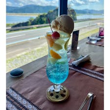 北上川の上流にあるロケーション抜群のカフェ。カウンター席からは右手に北上川、左手には海が望めます。古い米倉を移築したという建物も素敵。屋外のテラス席であればワンちゃん連れでも利用できるそうです。