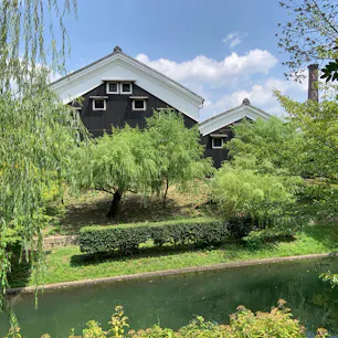 酒蔵が立ち並ぶ京都　伏見の風景。濠川沿いから見る酒蔵が、とても美しいです。