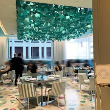 Tiffany Ginza / Tokyo

2025年7月にオープンしたアジア最大級の旗艦店「ティファニー銀座」。
4階には日本初のカフェ「ブルーボックス カフェ」も併設！

店内の1〜3階のシームレスなガラス階段の壁には、二の丸庭園の自然を再現したデジタルサイネージが施され、ティファニーのアイコンの鳥がはばたいています♪

店内にはティファニーの貴重なアーカイブや現代アートなども展示され、まるでミュージアムのようなお店です。

#tokyo #tokyosightseeing #tokyorestaurant #tiffanyandco #bluemoon