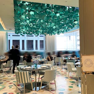 Tiffany Ginza / Tokyo

2025年7月にオープンしたアジア最大級の旗艦店「ティファニー銀座」。
4階には日本初のカフェ「ブルーボックス カフェ」も併設！

店内の1〜3階のシームレスなガラス階段の壁には、二の丸庭園の自然を再現したデジタルサイネージが施され、ティファニーのアイコンの鳥がはばたいています♪

店内にはティファニーの貴重なアーカイブや現代アートなども展示され、まるでミュージアムのようなお店です。

#tokyo #tokyosightseeing #tokyorestaurant #tiffanyandco #bluemoon
