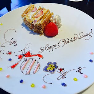 THE GRAND LOUNGE / Tokyo

GINZA SIXのトップフロアにある「ザ・グラン ラウンジ」で、桃のアフタヌーンティー。
世界屈指のラグジュアリーブランド「TWG」の紅茶など15種類以上からチョイスできるカフェフリースタイルです。
伝説のスイーツ〝銀座マキシム・ド・パリ〟の苺のミルフィーユ（ハーフサイズ）もいただけます。
3時間制なので、ゆっくりアフタヌーンティーを楽しみたい方や、女子会におすすめです♪

(ティータイム)【7/1～9/19】桃のアフタヌーンティー「Aroma」＋3時間カフェフリー (6,380円)

#tokyo #tokyosightseeing #tokyorestaurant  #bluemoon