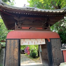 京都市伏見区　長建寺（ちょうけんじ）

弁財天をご本尊とする、伏見の寺院。竜宮門と呼ばれる山門が独特。

本堂前に伏見の名水が湧いている。厳しい暑さだったが、とても冷たい水で気持ち良かった。お寺のそばに、十石舟めぐりの乗り場がある。