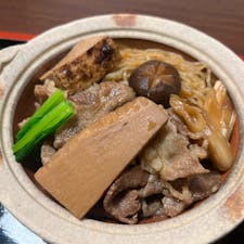 精肉店直営のすき焼割烹で、ランチすき焼き。仙台牛を使ったすき焼きに、ステーキやローストビーフ丼なんかもメニューにありました。仙台牛は脂がのっててももたれないので、大人世代におすすめ。しっかり目に煮詰められてるので、ごはんが進みます。ごはんもちゃんとおいしいお店でした。
お隣には精肉店も並んでます。