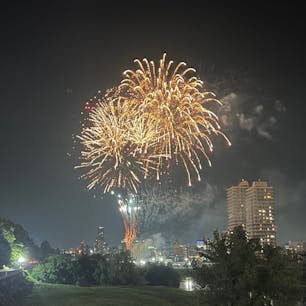 広瀬川の灯籠流しイベントの一環で打ち上げ花火。肝心の灯籠流しは見てませんが、今年初の花火でした。お盆過ぎたのに夜もまだまだ暑いなぁ。