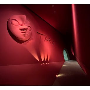 神奈川県川崎市にある #岡本太郎 美術館

建物内に入ると真っ赤な壁と太陽の顔がお出迎え。展示されているアートもインパクトのあるものばかりで、まさしく「芸術は爆発だ！」　絵画、陶芸、オブジェ、家具デザインなど岡本太郎のマルチな才能に触れられます。

川崎市は岡本太郎の母で小説家・歌人の岡本かの子ゆかりの地であり岡本太郎の出生地だそうです。

最後の写真2枚は美術館がある#生田緑地 です。ちょっとしたハイキングコースもある自然豊かな環境です。

10月19日まで「戦後80年 《明日の神話》 次世代につなぐ 原爆×芸術」企画展が開催中。広島県の高校生たちが被爆経験者から話を聞き体験を描く原爆の絵も展示されており、観るのが辛い絵もありましたが行けて良かったなと思う展覧会でした。

#神奈川県
#川崎市