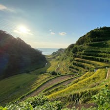 水が張ってる時期に行くともっときれいだろうなと思いつつ、夕焼けを眺めた棚田。
