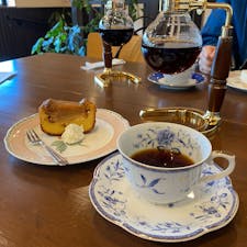 住宅地にある落ち着く雰囲気のカフェ。コーヒーはサイフォンで淹れてくれます。器もこだわっていて、オーナーさんが趣味でやってるのかなぁという余裕を感じる…こういうお店はゆったりのんびりしてるので、遠慮なくのんびりさせてもらえてありがたい。