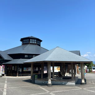【道の駅 天童温泉】in山形県天童市

足湯が楽しめる道の駅✨
真夏でもとってもリフレッシュできる✨　
無料で体験できる！
中にはお土産や地元野菜、ジェラート、パン屋さんなどもあり賑わっていました！
さくらんぼのフロートが美味しかった🍒

2025.8.26🌻