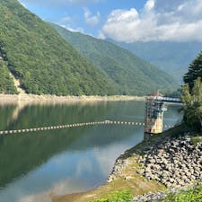 山梨 広瀬ダム
水が少なく搭の下の方が見えている