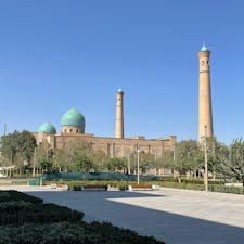 ハズラティ・イマーム広場に行って来ましたが、残念ながら工事中。世界最古のコーラン見られなくて残念