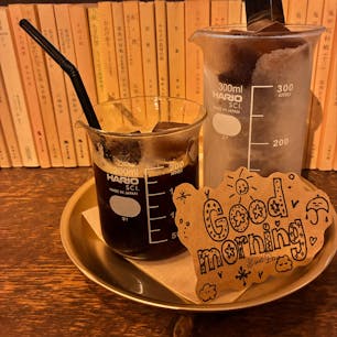 青山文庫のアイスコーヒー

ビーカーに氷とコーヒーを入れるスタイル。

氷はコーヒーを凍らせたものなのでうすまりません🧪
