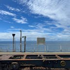 海岸線を走る室蘭本線の駅。無人駅で自動改札もないので、電車に乗らなくてもホームに入れちゃいます。朝と、夕方にまた通りがかったので2回の寄り道。夕暮れもきれい。そして海の透明度も驚くほど高いです。