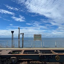 海岸線を走る室蘭本線の駅。無人駅で自動改札もないので、電車に乗らなくてもホームに入れちゃいます。朝と、夕方にまた通りがかったので2回の寄り道。夕暮れもきれい。そして海の透明度も驚くほど高いです。