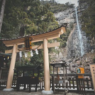 日本一高い滝は圧巻
下の鳥居も合わさって荘厳な雰囲気