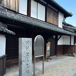 202508
佐賀　千代田町
下村湖人生家

次郎物語の作者、下村湖人の生家
庭には井戸や、川に下りれる石階段
外はとても暑かったけど
家の中はクーラーもなく気持ちいい風が吹いてました
昔の家ならでは