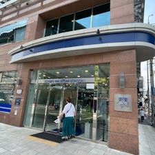 東横イン釜山駅1
釜山駅から徒歩3分で着きます
フロントは日本語対応
部屋も清潔でコンセントは日本のモノに対応していますが電圧は違う筈なので充電器等は海外に対応したものを使ってください。
国内でも東横インは朝食付ですが釜山では韓国粥やキムチ、海苔、おでんや豚キムチなどの惣菜も充実してました
チェックアウト後はロッカーが使えますので電車や船の時間まで荷物を預かってくれます