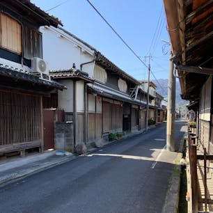 奈良県御所市　御所まち

御所市の近鉄御所駅の東側に、御所まちと呼ばれる古い町並みがあります。

観光をする人はまだ少なく静かですが、近年にはカフェ、小規模な宿泊施設、レストランも出来てきています。私が訪れた際は定休日でしたが、現代風にリノベーションした銭湯もありました。