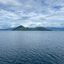 船に乗って洞爺湖遊覧。羊蹄山が雲に覆われてほぼ見えなかったのが残念。船からのカモメへの餌やりは海外の観光客の人に好評なようで、エサ目当てにひたすらカモメがついてくる船旅でした。
