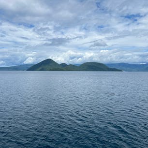 船に乗って洞爺湖遊覧。羊蹄山が雲に覆われてほぼ見えなかったのが残念。船からのカモメへの餌やりは海外の観光客の人に好評なようで、エサ目当てにひたすらカモメがついてくる船旅でした。