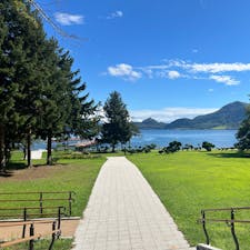 遊覧船で中島に上陸！春夏の間だけ、湖に浮かぶ島に降りられるのです。島ではカラマツ林の中を森林浴ウォーキングが楽しめます。