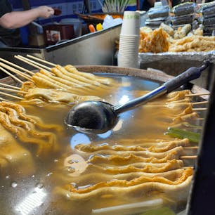 夜の明洞。屋台がいっぱい、人もいっぱい。