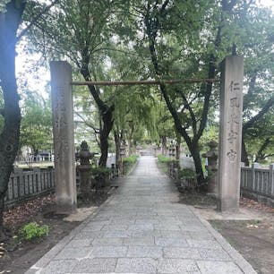 高津宮
ここに三下り半の坂が有ります、明治頃まで縁切り坂と言われ芸妓が嫌な旦那と縁を切たいとここへ来たと言われる。

#サント船長の写真