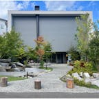 子供の時に連れて行ってもらって以来のあづま館、おしゃれになっててびっくり。私は日帰り利用で温泉入っただけだけど、館内に福島の日本酒が揃った角打ちバーがあったり、最上階にはインフィニティプール付きのサウナもあるそうです。
相変わらずお湯は白濁してて硫黄臭くて最高。建物前に無料の足湯もあります。