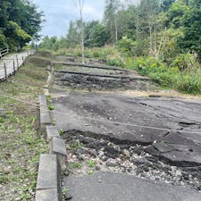 2000年の有珠山噴火による被害をそのままの形で残している山麓火口。てっきりもともとあった山が噴火しただけと思っていたら、道路に火口が新たにできて地形が大きく変わったと説明があって恐ろしすぎる…幼稚園の建物に空いた穴は噴石が飛んできたことによるものだそうです。噴火前に避難して人的被害はなかったそうだけど、20〜30年ごとに噴火してる山の近くによく住み続けられるなというのが正直な感想です。