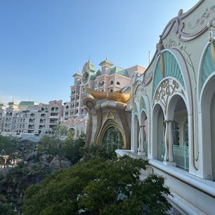 東京ディズニーシー・ファンタジースプリングスホテル

ホテルステイ時間もディズニーを感じられる素敵な場所でした。

ファンタジースプリングス直結の専用エントランスがあり、アーリーエントリーもできるので、朝一から入場すれば混み合う前にアトラクションに乗る事ができます！