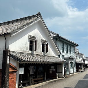 202509
佐賀　肥前浜宿酒蔵通り

白壁の酒蔵や茅葺きの民家などが数多く残る町並みで
国の重要伝統的建造物群保存地区に選定されています

この日は誰もおらず貸切状態
お店はほぼ閉まってました
残念