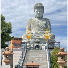 兵庫大仏

能福寺は、延暦24年（805）、最澄により開創され、仁安3年（1168）には平清盛公が出家しました。
境内には日本三大仏に数えられる「兵庫大佛」があります。戦時中の金属供出により台座だけが残され、現在見られるのは平成３年に再建されたものです。蓮台と台座を含めて、高さ１８ｍもの巨大な坐像。

#兵庫大仏#日本三大大仏#仏像#銅像
#サント船長の写真