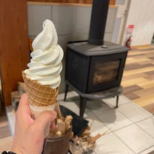 オンネトー登山口（北海道東部）のすぐ前にある「オンネトーのほとり休憩舎」✨

フードやドリンク、スイーツやお土産もあり、オンネトー散策や雌阿寒岳登山、阿寒富士登山の前後におすすめです🤗

すぐ近くにオンネトー国設野営場もあり、アウトドアの拠点にピッタリ🥾♪

北海道ソフトクリーム（500円）は特におすすめなので、ぜひ立ち寄ってみて下さいね✨