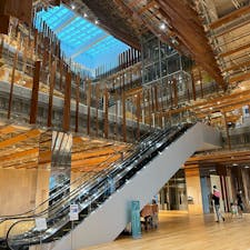 建築家・隈研吾氏が設計した美術館。

ガラスの美術館も必見ですが、館内にある図書館やロビーの吹き抜けは、ぜひご覧頂きたいです。

#富山県 #富山市 #富山市ガラス美術館