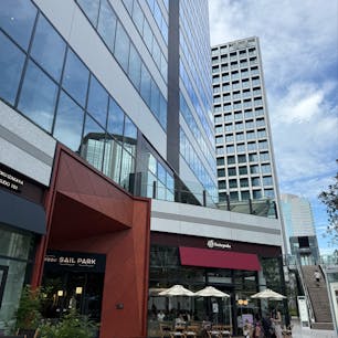 東京豊洲に、新複合施設「豊洲セイルパーク」が2025年7月にオープン！タルト専門店、ラーメン、牛タンなど色々なレストランがあります。スーパーなどもありました。
豊洲に来た際の食事の幅も広がりますね。

#豊洲
#豊洲セイルパーク