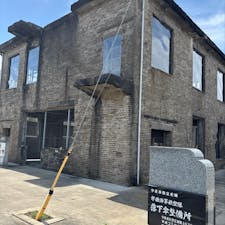 202509
大分　宇佐
宇佐海軍航空隊 落下傘整備所

落下傘を整備していたといわれている
レンガ出てきた建物です
普通に住宅街の中にポツンとありますが
きちんと整備されていて駐車場もありました

外壁にはアメリカによる機銃掃射の痕が沢山あります