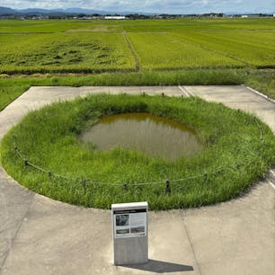 202509
大分　宇佐
爆弾池

戦後は沢山の爆弾穴があったらしいですが
今ではこれ一つになっているそうです
本当はこれよりももっと大きな穴だったことがわかっています

宇佐市はこういう戦争遺構を綺麗に整備されていて
自転車でまわることもできるようです
宇佐市が、特攻隊や戦争に関係してるとは
全く知らず新たな発見であり、とても勉強になりました