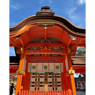 202509
大分　宇佐
豊前国一の宮　宇佐神宮

宇佐神宮は八幡さまの総本宮になり
本殿は国宝となっています
とにかく大きくて広くて赤くて美しい
写真に収まりきれない

西大門は極彩色で彩られています
緑の中に現れる西大門や本殿、とても綺麗です

参拝方法が少し変わっていて
ニ拝四拍手一拝　となります

参道もかなり賑わっていました