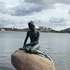 世界三大がっかりスポットの１つと聞いてやって来ましたが、意外と人だかりが出来ていました
ベルギーの小便小僧より、近寄れる分マシかも？
いや、近くに無料トイレがあるので、こちらの勝ちですね