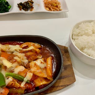 大阪市　姉ちゃんの家

大阪環状線の鶴橋駅からほど近い、韓国料理のお店です。お昼の定食は、1,000円からとお手頃です。

チーズタッカルビは、辛さが効いたコクのある味わいで美味しいです。豆腐チゲはややマイルドだそうです。キムチなどの盛り合わせは、2人分です。

周辺にも多数の韓国料理店がありました。