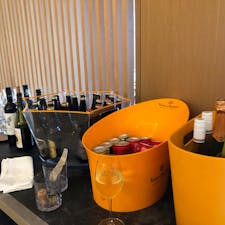 ANAインターコンチネンタル石垣リゾート
（沖縄　石垣島）

クラブインターコンチネンタル【イブニングカクテル】

クラブインターコンチネンタルで宿泊すると、クラブラウンジでは17:30〜19:30で「イブニングカクテル」が楽しめます。ディナーの前に軽く飲むのにぴったり。カクテルやシャンパン、ワイン、スピリッツを、シェフ特製のカナッペなどの軽食とともに、石垣島の美しいサンセットを眺めながら過ごすこともできます。