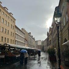 良い雰囲気の市場です。
店舗はそれほど多く無かったですが、いろいろなお店が並んでました。
雨で寒かったのでハニーワインを購入。ホットワインで温まりました。
一杯 150czkはちょっと高いか。観光地価格ですね。