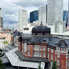 KITTEから見る東京丸の内駅舎。

 6Fにある「屋上ガーデン」からは、駅の周辺のビル群や発着する電車、新幹線と共に。

4Fに復元されている「旧東京中央郵便局長室」からはレトロな空間の中、窓越しの東京駅を見る事ができます。