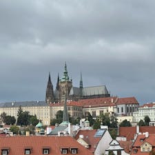 市内に高い建物がない事もあり、プラハ城はかなり遠くからその姿を見る事ができます。風景と一体化しているため気付きにくいですが、カレル橋を越えたあたりからその異常な大きさに感動しました。
またプラハ城は丘の上にあり坂道を歩く事になりますので歩きやすい靴を強くおすすめします。石畳なので雨が降ると一段と滑りやすくなって危険です。
入り口は3箇所との事。こちらの門が1番大きいですが、これは出口でこの門の入り口は向かって左側の目立たないところにあります。
プラハ城に入る手前に世界一景色が美しいと言われるスタバがありますが、今は足場が組まれていました。