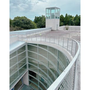 202510
熊本　山鹿
熊本県立装飾古墳館

建物は安藤忠雄氏の設計です
ガラス張りで弧を描くような造りになっていて
見てるだけで楽しかったです
屋上にあがると、岩原古墳群が目の前に広がっています

装飾古墳館の中は熊本の装飾古墳のレプリカが展示してあり
ここで勉強してから、装飾古墳を巡るとより深くわかります