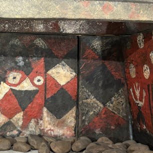 202509
熊本　山鹿
チブサン古墳

内部見学を山鹿市立博物館で予約し
説明を聞いてから
チブサン古墳へ向かいます

内部は撮影不可
写真はレプリカですが肉眼でよく見えました

正面中央に2つの円が描かれており、これが乳房に見えることからチブサンと呼ばれています
作られた当時はそういう意味ではなかったと思いますが
江戸時代頃から乳の神様として信仰を集めていたようです

側面には両手を挙げ頭に冠をつけた人も描かれています

古墳の窪みのところに石人が置かれていたと言われています

1500年前の壁画が、こんなにしっかり残って見れるのは感動です