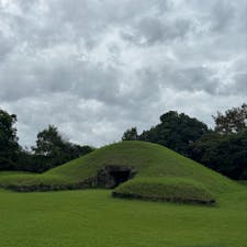 202509
熊本　山鹿
オブサン古墳

チブサン古墳の後につくられた古墳
スフィンクスみたいな形で面白いですよとのことで行ってみました
オブサンとは、この形がお産をしている姿勢に似ていることからつけられたようで
安産の神様として信仰があったそうです

こちらも装飾があったらしいのですが、閉塞石を外されていて
外気に晒されて劣化していたので肉眼では見えませんでした

閉塞石には西南戦争の弾痕がありました